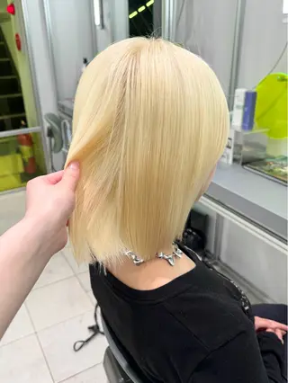 ショート ブリーチカラー/ブロ ンドレイヤーカットのヘアスタイル