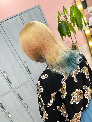 セミロング カラー ブリーチ特化🌈 MANATOのヘアスタイル