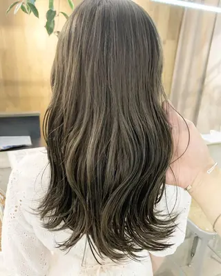 セミロング カラー ネイル ハイトーンボブ 前田 表参道　グレージュのヘアスタイル