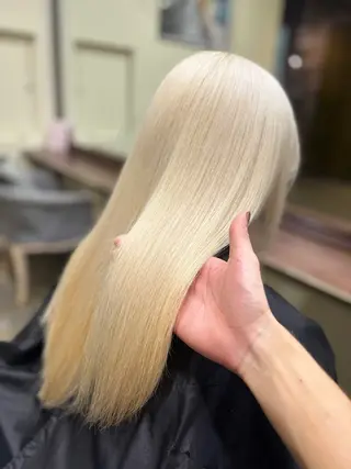 セミロング 髪質改善 ハイトーン 艶髪 川﨑 翼のヘアスタイル