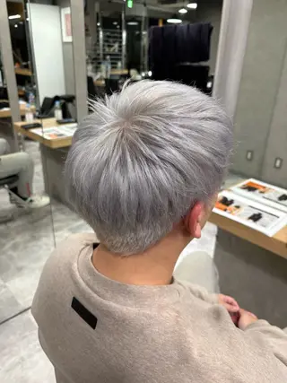 ショート がわ/ハイレイヤー /ハイトーンカラーのヘアスタイル