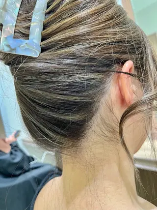 セミロング 低ダメ高明度 低ダメ高明度ハイトンのヘアスタイル