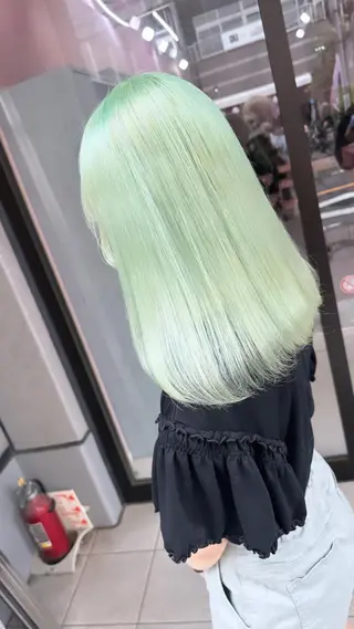 セミロング カラー ブリーチ特化🌈 MANATOのヘアスタイル