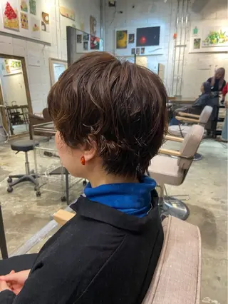 ショート ブリーチカラー/ブロ ンドレイヤーカットのヘアスタイル