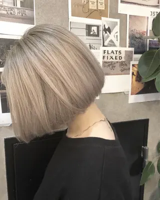 ショート カラー 顔周りレイヤーカット ブリーチminamiのヘアスタイル
