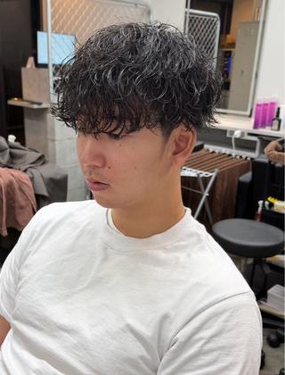 カラー メンズ 角田 凌のヘアスタイル