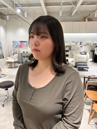 ミディアム カラー 周東 芽依のヘアスタイル