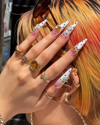 ネイル H-nail ロング/3D/Y2Kのネイルデザイン