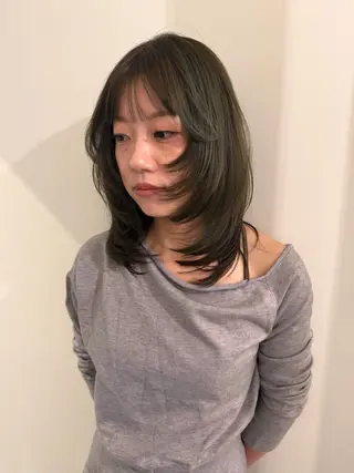 ミディアム カラー 渋谷 留菜のヘアスタイル