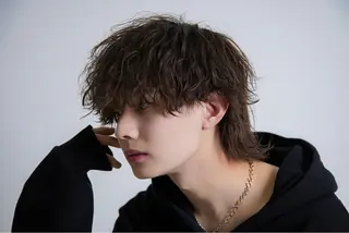 ミディアム カラー パーマ メンズ 🔥メンズ極🔥韓国 シャドウ/波巻き柿崎のヘアスタイル