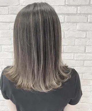セミロング あやか 白髪ぼかしハイライトのヘアスタイル