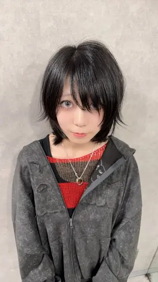 ショート がわ/ハイレイヤー /ハイトーンカラーのヘアスタイル
