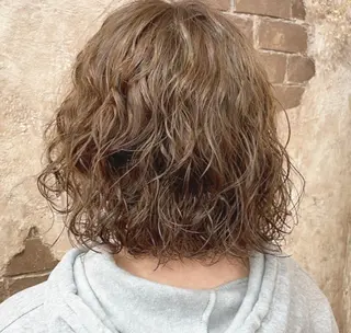 ミディアム パーマ ブリーチ、パーマ 西部笑のヘアスタイル