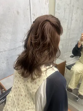 ミディアム ミルクティーベージュ るい名駅のヘアスタイル