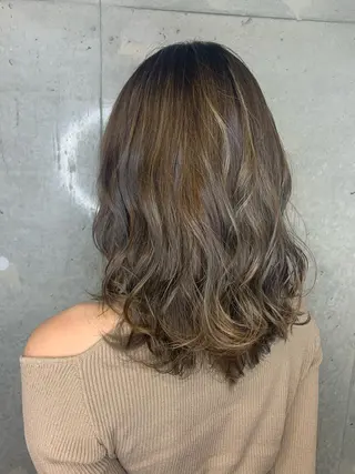 セミロング カラー 梅本 有希のヘアスタイル