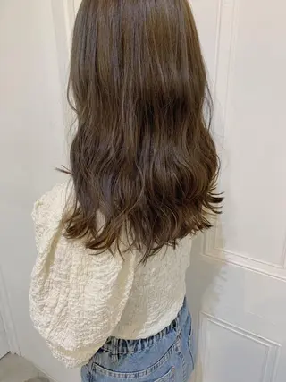 ロング カラー wakana/ 柔らかベージュカラーのヘアスタイル