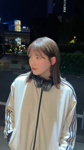 ミディアム カラー 室屋 鈴音のヘアスタイル