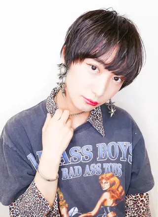 ショート カラー ウルフカット／吉村 桃子のヘアスタイル