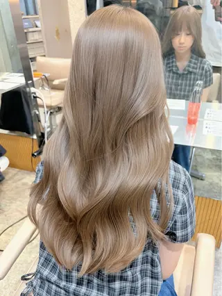 ロング カラー 失敗しないハイトーン ミルクティーベージュのヘアスタイル