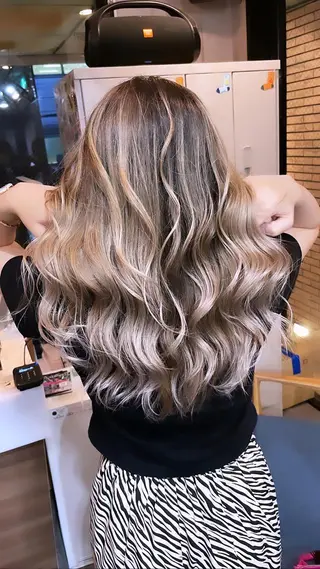 ロング カラー 難波ブリーチカラー 伊藤洋輝のヘアスタイル