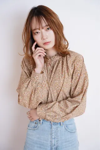 ミディアム カラー 小顔レイヤー/ ベージュ🤍Rieのヘアスタイル