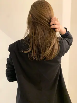 セミロング カラー 落合希 Olivebeigeのヘアスタイル