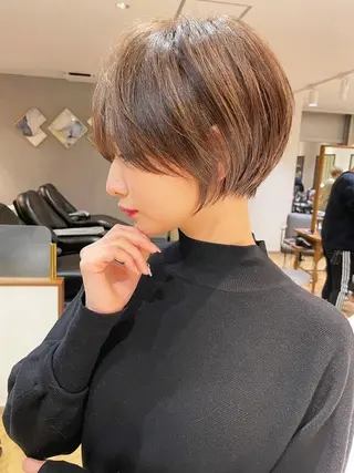 ショート 透明感オリーブ🫒/ ブリーチなしWカラーのヘアスタイル