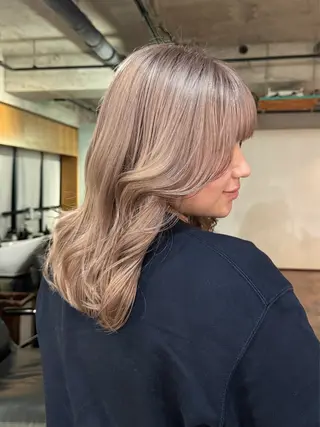 ミディアム ブリーチカラー/ブロ ンドレイヤーカットのヘアスタイル