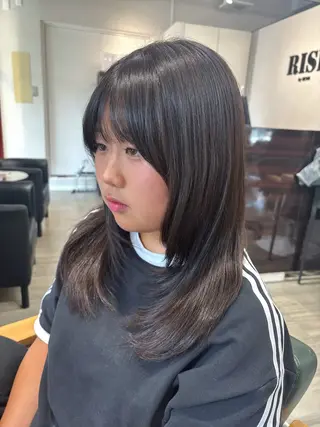 セミロング 透明感ブラウン｜ レイヤー｜小寺 葵のヘアスタイル