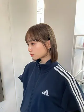 ミディアム 顔まわりレイヤー 透明感カラー🩵🩵のヘアスタイル