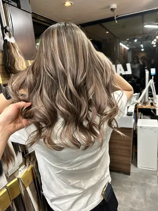 セミロング カラー 難波ブリーチカラー 伊藤洋輝のヘアスタイル