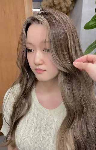 ロング カラー 岡田 真綾のヘアスタイル