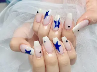 ネイル 🦋 Queenieのネイルデザイン