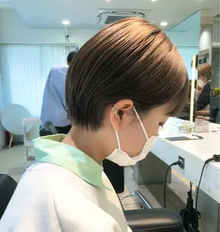 ショート カラー ミルクティーベージュ /ブリーチ/Wカラーのヘアスタイル