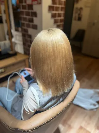 セミロング ブリーチ・カットモデ ル募集中🫧高口小春のヘアスタイル