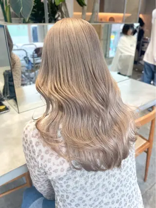 セミロング ハイトーン💎 ホワイトベージュ坪谷のヘアスタイル
