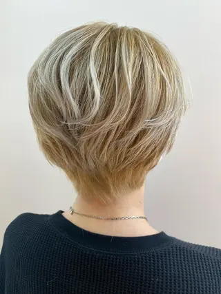 ショート カラー 小顔レイヤー/ ベージュ🤍Rieのヘアスタイル