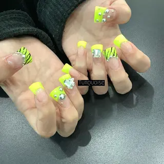 ネイル 個性派ネイルサロン 💅🏼ターコイズのネイルデザイン
