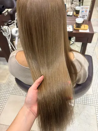 ロング カラー ベージュ/ Yunaのヘアスタイル