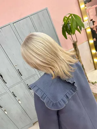 セミロング カラー ブリーチ特化🌈 MANATOのヘアスタイル