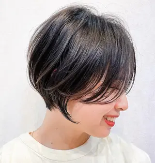 ショート バタフライレイヤー/ ニシトモユキのヘアスタイル