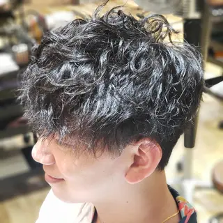 メンズ パーマ ショート 槌本 健成のヘアスタイル