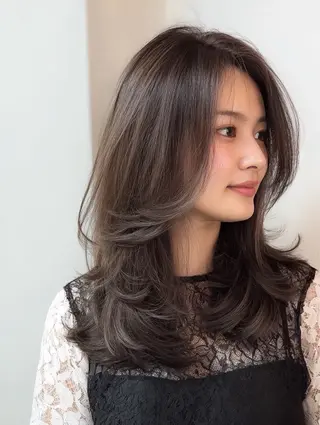 ミディアム 桑田 新菜のヘアスタイル