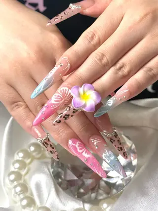 ネイル ルシイ🎀新宿長さ 出しパーツ専門店のネイルデザイン
