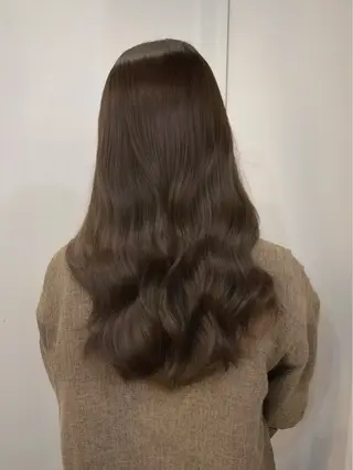 ロング ブリーチなしカラー /ベージュカラーのヘアスタイル