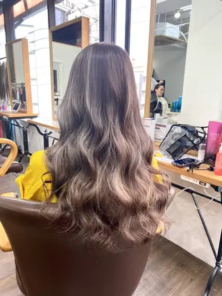 ロング ブリーチカラー特化 U-topia小島のヘアスタイル