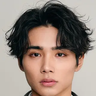ショート パーマ メンズ 丸山 哲史のヘアスタイル