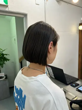 ミディアム 顔まわりレイヤー 透明感カラー🩵🩵のヘアスタイル