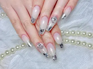 ネイル 🦋 Queenieのネイルデザイン