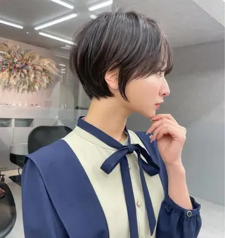 ショート 透明感オリーブ🫒/ ブリーチなしWカラーのヘアスタイル